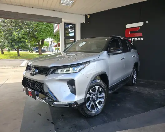 TOYOTA HILUX SW4 2.8 D-4D TURBO DIESEL DIAMOND 7L 4X4 AUTOMÁTICO