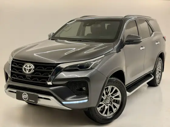 TOYOTA HILUX SW4 2.8 D-4D TURBO DIESEL SRX 4X4 AUTOMÁTICO