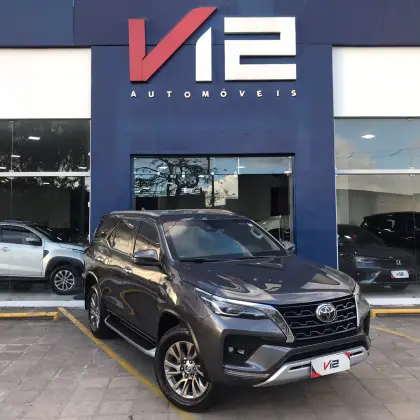 TOYOTA HILUX SW4 2.8 D-4D TURBO DIESEL SRX 7L 4X4 AUTOMÁTICO