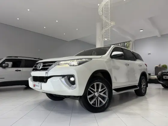 TOYOTA HILUX SW4 2.8 SRX 4X4 7 LUGARES 16V TURBO INTERCOOLER DIESEL 4P AUTOMÁTICO