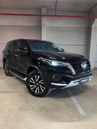 TOYOTA HILUX SW4 2.8 D-4D TURBO DIESEL GR-S 7L 4X4 AUTOMÁTICO