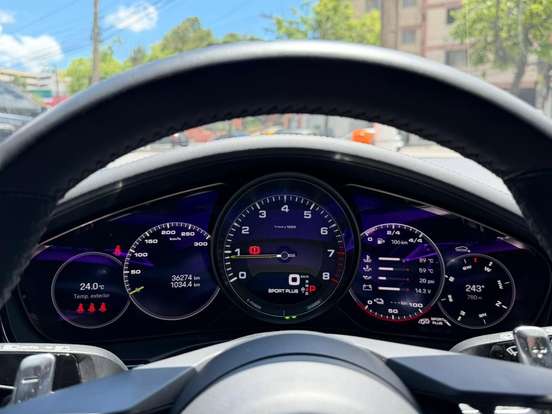 PORSCHE-PANAMERA-2023