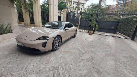 PORSCHE-TAYCAN-2021
