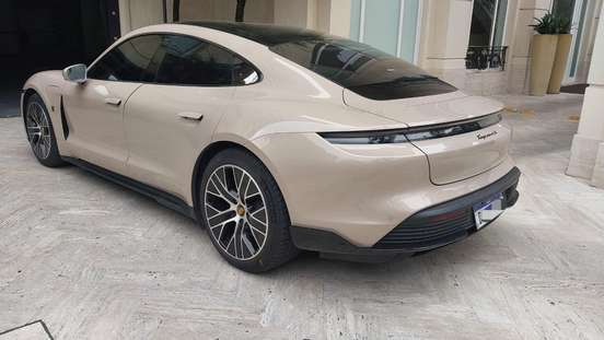 PORSCHE-TAYCAN-2021