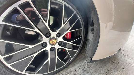 PORSCHE-TAYCAN-2021