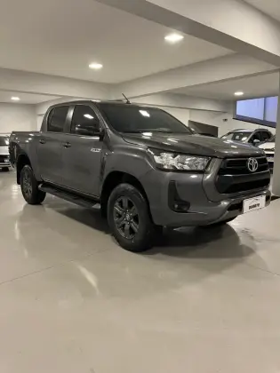 TOYOTA HILUX 2.8 D-4D TURBO DIESEL CD SR 4X4 AUTOMÁTICO
