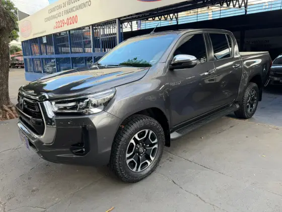 TOYOTA HILUX 2.8 D-4D TURBO DIESEL CD SRX 4X4 AUTOMÁTICO TOYOTA HILUX 2.8 D-4D TURBO DIESEL CD SRX 4X4 AUTOMÁTICO