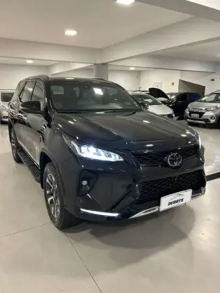 TOYOTA HILUX SW4 2.8 D-4D TURBO DIESEL DIAMOND 7L 4X4 AUTOMÁTICO