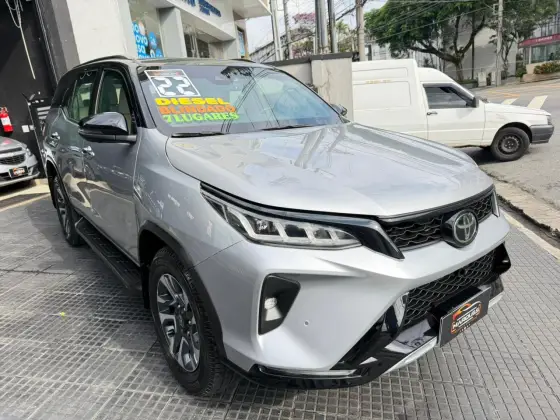TOYOTA HILUX SW4 2.8 D-4D TURBO DIESEL DIAMOND 7L 4X4 AUTOMÁTICO