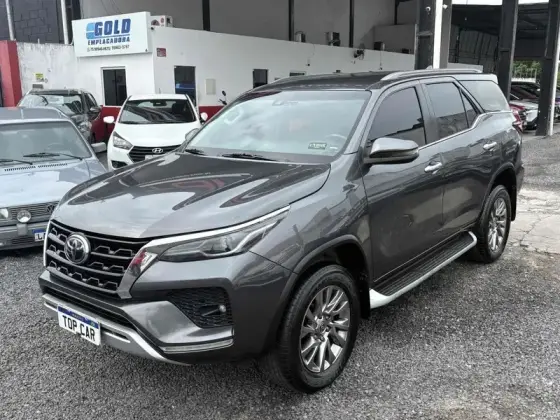 TOYOTA HILUX SW4 2.8 D-4D TURBO DIESEL SRX 7L 4X4 AUTOMÁTICO