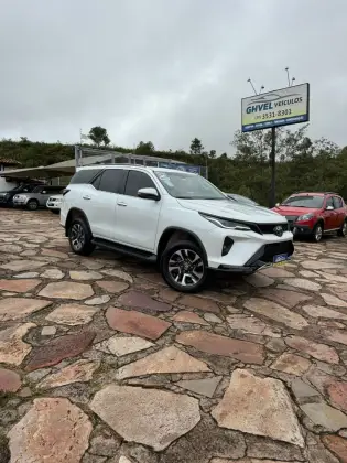 TOYOTA HILUX SW4 2.8 D-4D TURBO DIESEL SRX PLATINUM 7L 4X4 AUTOMÁTICO