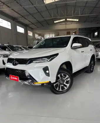 TOYOTA HILUX SW4 2.8 D-4D TURBO DIESEL SRX PLATINUM 7L 4X4 AUTOMÁTICO
