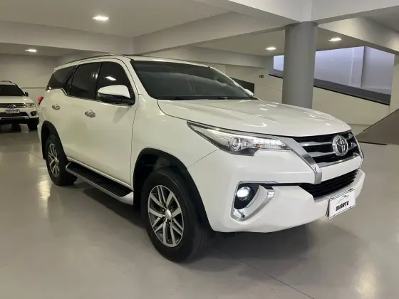 TOYOTA HILUX SW4 2.8 SRX 4X4 7 LUGARES 16V TURBO INTERCOOLER DIESEL 4P AUTOMÁTICO