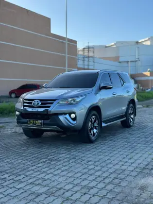 TOYOTA HILUX SW4 2.8 SRX 4X4 7 LUGARES 16V TURBO INTERCOOLER DIESEL 4P AUTOMÁTICO