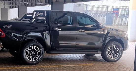 TOYOTA-HILUX-2023