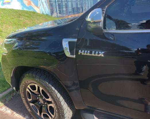 TOYOTA-HILUX-2023