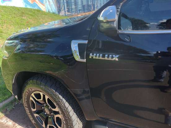 TOYOTA-HILUX-2.8 D-4D TURBO DIESEL CD SRX 4X4 AUTOMÁTICO TOYOTA-HILUX-2023