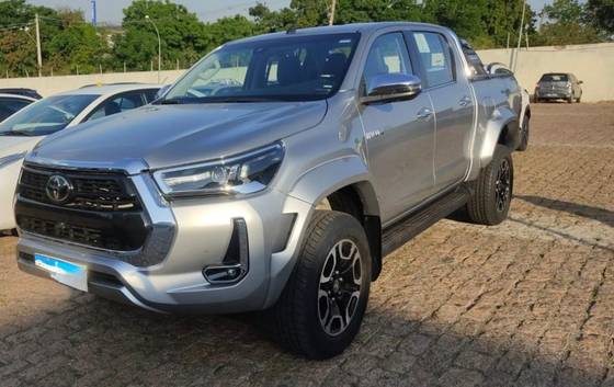 TOYOTA HILUX 2.8 D-4D TURBO DIESEL CD SRX PLUS 4X4 AUTOMÁTICO