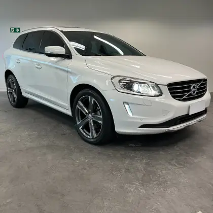 VOLVO XC60 2.4 D5 MOMENTUM DIESEL AWD 4P AUTOMÁTICO