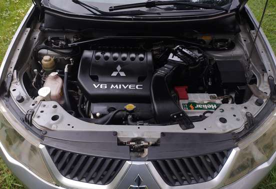 MITSUBISHI-OUTLANDER-2008