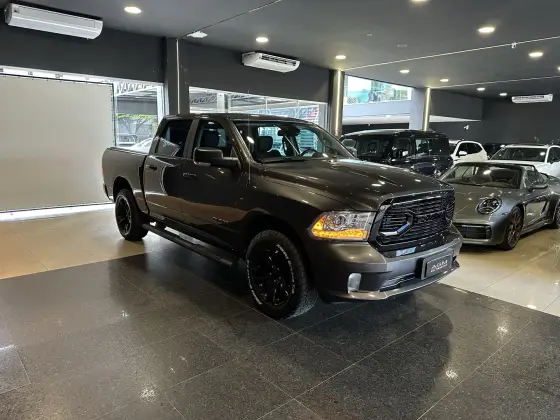RAM CLASSIC 5.7 V8 GASOLINA LARAMIE NIGHT EDITION CD 4X4 AUTOMÁTICO