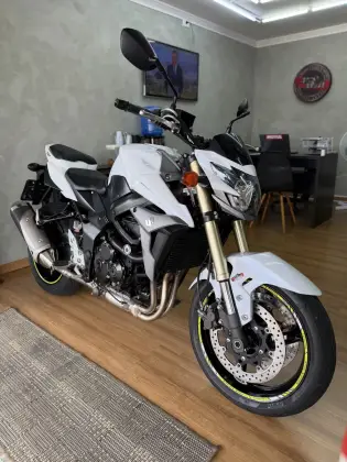 SUZUKI GSR 750 