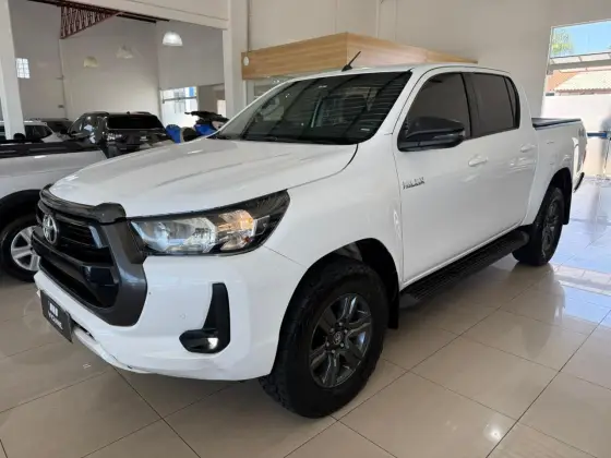 TOYOTA HILUX 2.8 D-4D TURBO DIESEL CD SR 4X4 AUTOMÁTICO