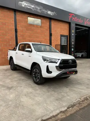 TOYOTA HILUX 2.8 D-4D TURBO DIESEL CD SRX 4X4 AUTOMÁTICO