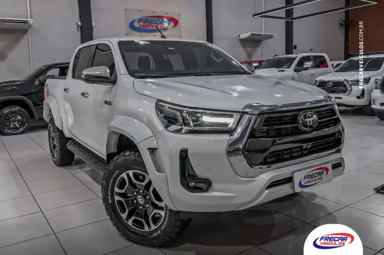 TOYOTA HILUX 2.8 D-4D TURBO DIESEL CD SRX PLUS 4X4 AUTOMÁTICO
