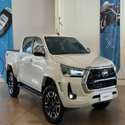 TOYOTA HILUX 2.8 D-4D TURBO DIESEL CD SRX PLUS 4X4 AUTOMÁTICO