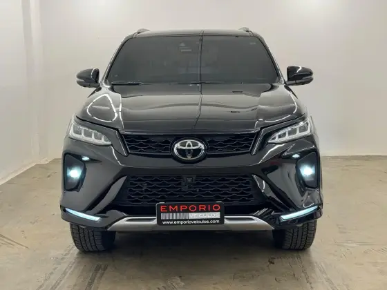 TOYOTA HILUX SW4 2.8 D-4D TURBO DIESEL DIAMOND 7L 4X4 AUTOMÁTICO