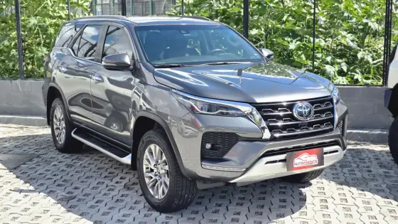 TOYOTA HILUX SW4 2.8 D-4D TURBO DIESEL SRX 7L 4X4 AUTOMÁTICO TOYOTA HILUX SW4 2.8 D-4D TURBO DIESEL SRX 7L 4X4 AUTOMÁTICO