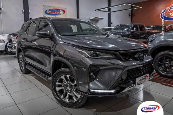 TOYOTA HILUX SW4 2.8 D-4D TURBO DIESEL SRX PLATINUM 7L 4X4 AUTOMÁTICO