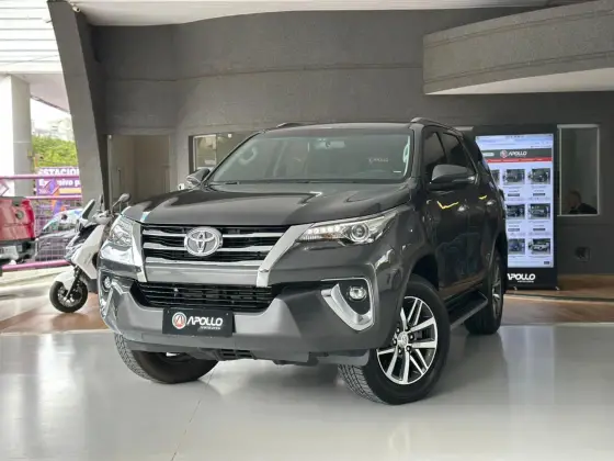 TOYOTA HILUX SW4 2.8 SRX 4X4 7 LUGARES 16V TURBO INTERCOOLER DIESEL 4P AUTOMÁTICO TOYOTA HILUX SW4 2.8 SRX 4X4 7 LUGARES 16V TURBO INTERCOOLER DIESEL 4P AUTOMÁTICO