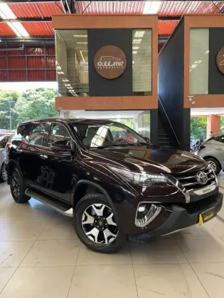 TOYOTA HILUX SW4 2.8 SRX DIAMOND 4X4 7 LUGARES 16V TURBO INTERCOOLER DIESEL 4P AUTOMÁTICO