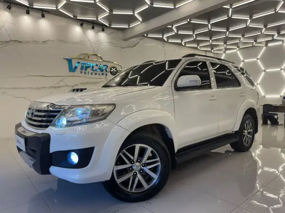 TOYOTA HILUX SW4 3.0 SRV 4X4 7 LUGARES 16V TURBO INTERCOOLER DIESEL 4P AUTOMÁTICO