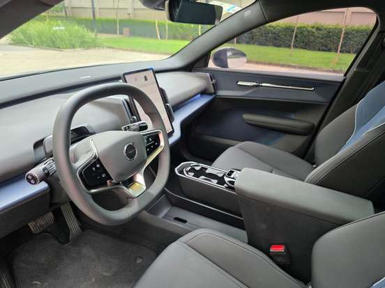 VOLVO-EX30-2024