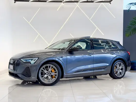 AUDI E-TRON ELÉTRICO PERFORMANCE BLACK QUATTRO