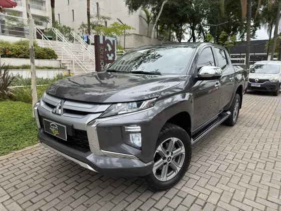 MITSUBISHI L200 TRITON 2.4 16V TURBO DIESEL SPORT HPE CD 4P 4X4 AUTOMÁTICO MITSUBISHI L200 TRITON 2.4 16V TURBO DIESEL SPORT HPE CD 4P 4X4 AUTOMÁTICO