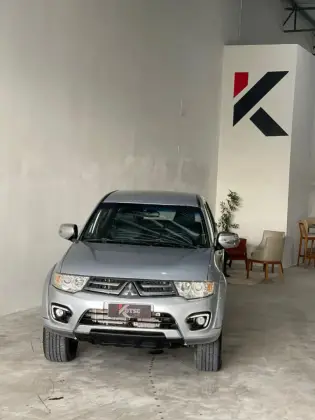 MITSUBISHI L200 TRITON 2.4 16V TURBO DIESEL SPORT HPE CD 4P 4X4 AUTOMÁTICO MITSUBISHI L200 TRITON 2.4 16V TURBO DIESEL SPORT HPE CD 4P 4X4 AUTOMÁTICO
