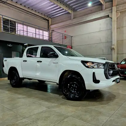 TOYOTA HILUX 2.8 D-4D TURBO DIESEL CD POWER PACK 4X4 MANUAL TOYOTA HILUX 2.8 D-4D TURBO DIESEL CD POWER PACK 4X4 MANUAL