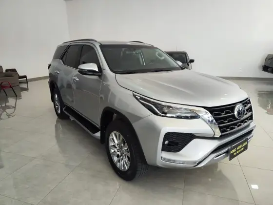 TOYOTA HILUX SW4 2.8 D-4D TURBO DIESEL SRX 7L 4X4 AUTOMÁTICO