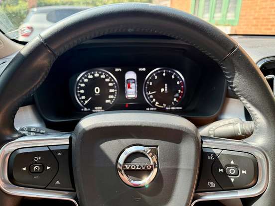 VOLVO-XC40-2019