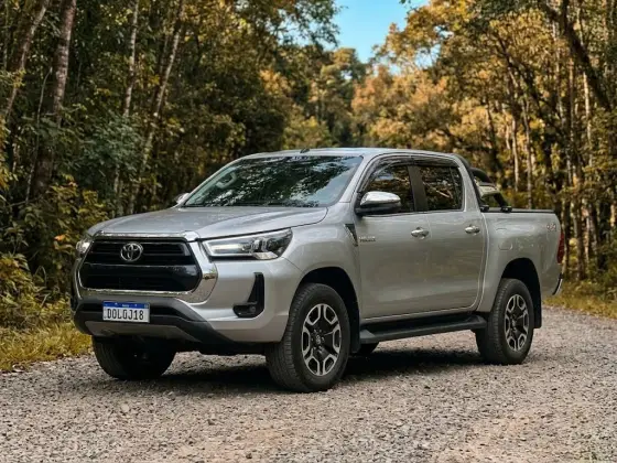 TOYOTA HILUX 2.8 D-4D TURBO DIESEL CD SRX 4X4 AUTOMÁTICO