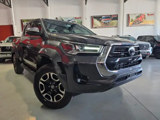 TOYOTA HILUX 2.8 D-4D TURBO DIESEL CD SRX PLUS 4X4 AUTOMÁTICO