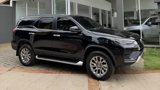 TOYOTA HILUX SW4 2.8 D-4D TURBO DIESEL SRX 7L 4X4 AUTOMÁTICO