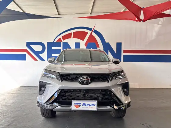 TOYOTA HILUX SW4 2.8 D-4D TURBO DIESEL SRX PLATINUM 7L 4X4 AUTOMÁTICO