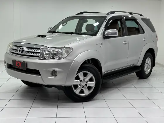 TOYOTA HILUX SW4 3.0 SRV 4X4 7 LUGARES 16V TURBO INTERCOOLER DIESEL 4P AUTOMÁTICO TOYOTA HILUX SW4 3.0 SRV 4X4 7 LUGARES 16V TURBO INTERCOOLER DIESEL 4P AUTOMÁTICO
