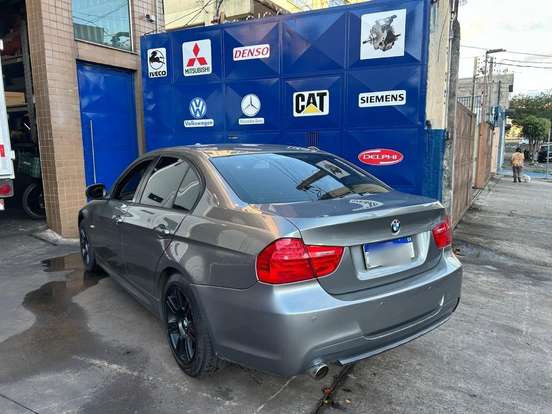 BMW-318i-2.0 SPORT 16V GASOLINA 4P AUTOMÁTICO BMW-318i-2011