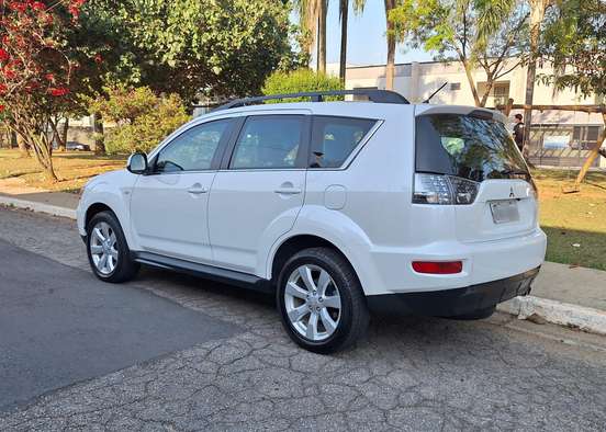 MITSUBISHI-OUTLANDER-2011